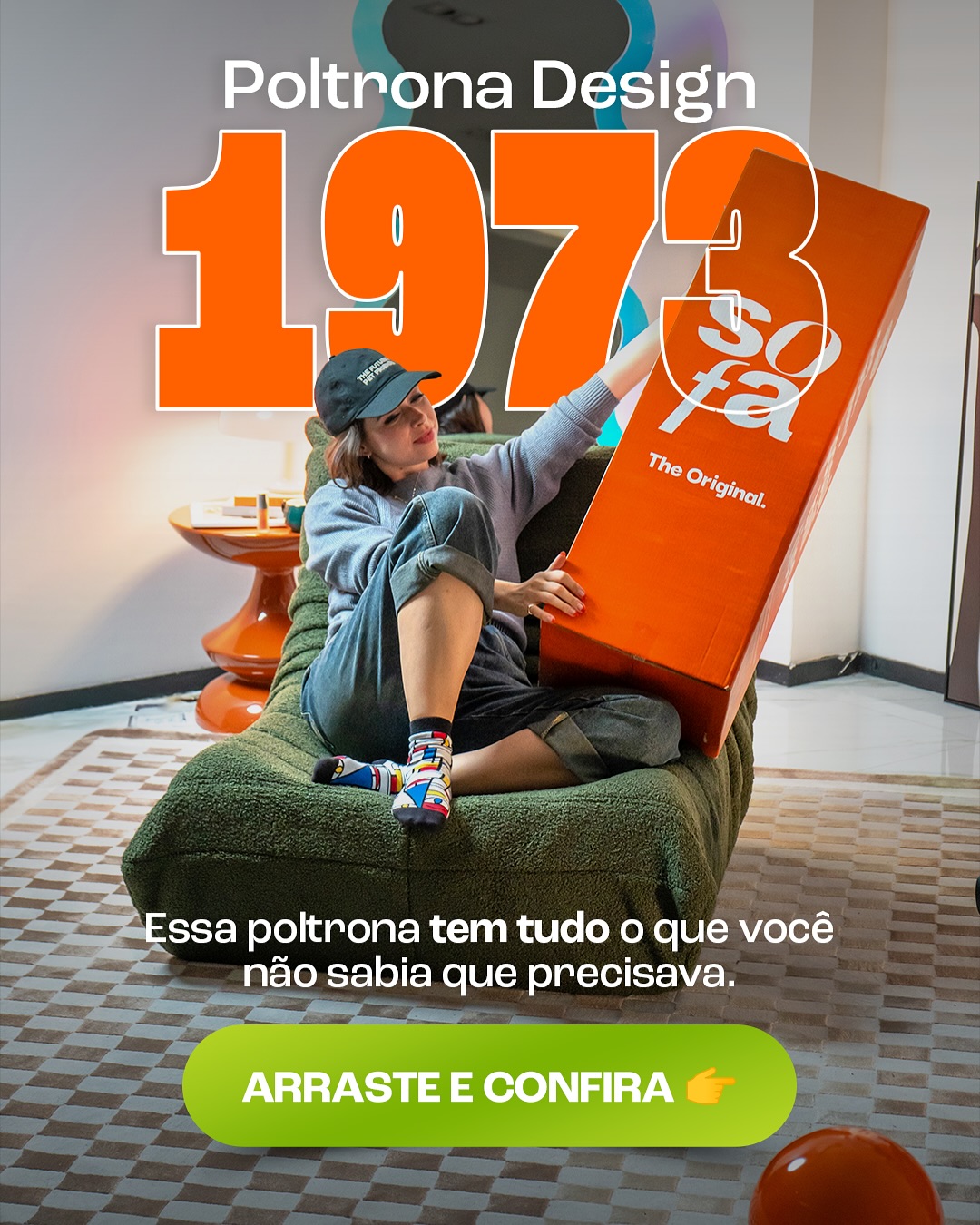 Casal relaxando no sofá