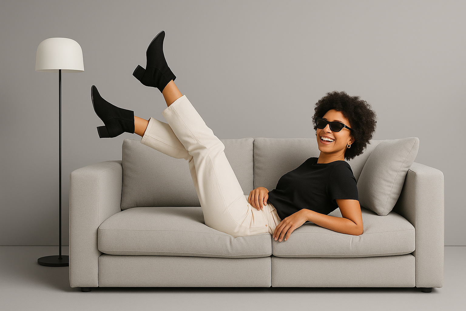 Pessoa relaxando em um sofá, representando conforto e qualidade